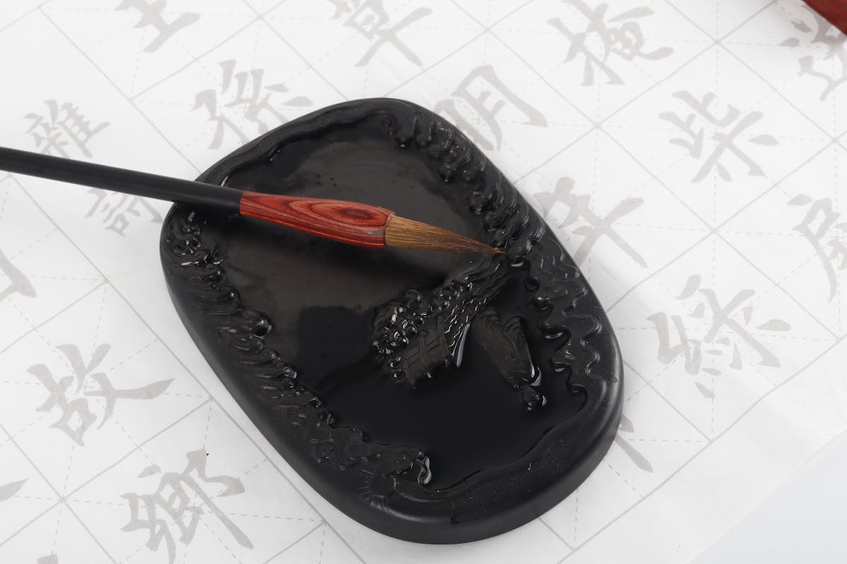 毛笔与砚台书写命理批文